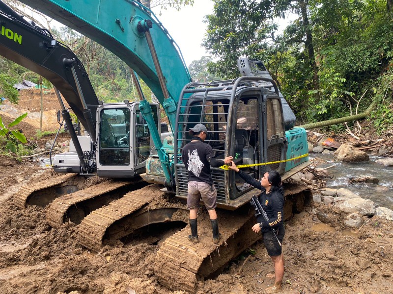 Polres Boltim Police Line 10 Excavator di Garini Buyat