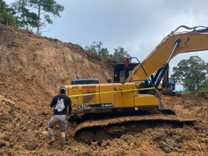 Tampak anggota Polres Boltim memasang police line di Excavator yang melakukan aktivitas PETI di Garini Buyat