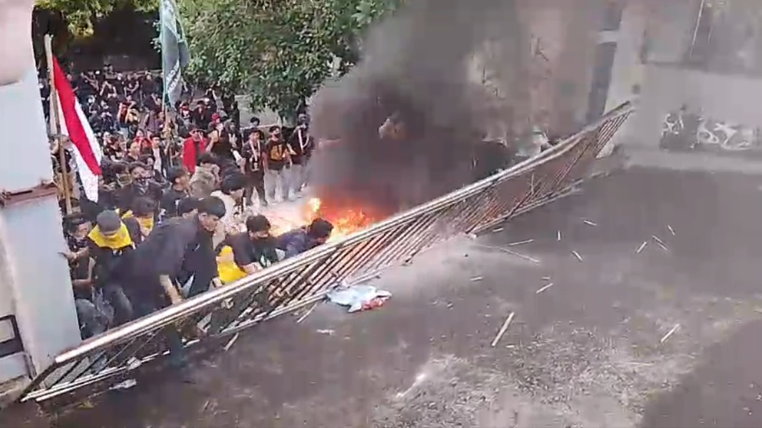 Massa Dobrak Pagar DPRD Sulut